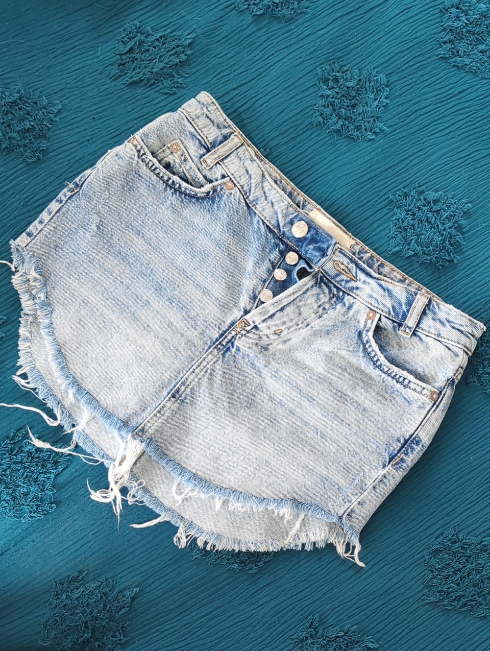 Light Wash Denim Cutoff Shorts - Casual High-Rise Style